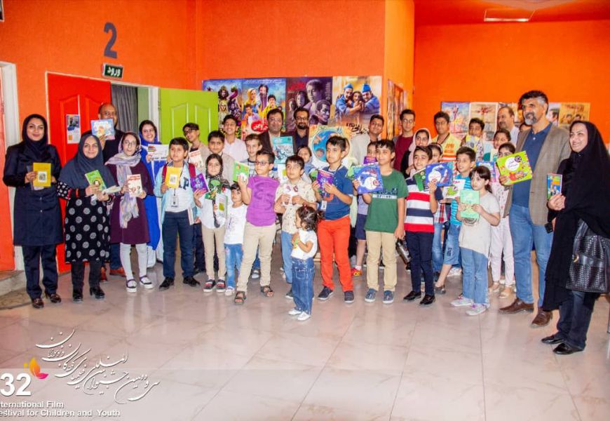 اهدای کتاب به پروانه‌ها در اختتامیه جشنواره فیلم کودک و نوجوان یزد، پایتخت کتاب ایران