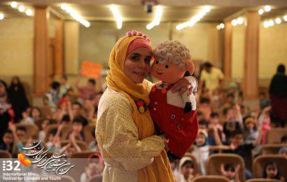 استقبال کودکان از حضور عروسک «مل مل» در جشنواره کودک و نوجوان
