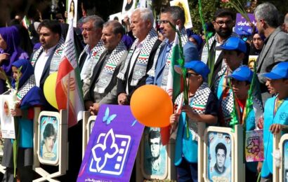 فیلم| مراسم معنوی افتتاحیه جشنواره با ادای احترام به شـهـدای جنگ ۱۲ روزه و‌ کودکان غزه