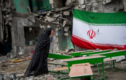 چهره‌های فرهنگی، هنری و دانشگاهی اسپانیا در حال امضای بیانیه محکومیت حمله به ایران